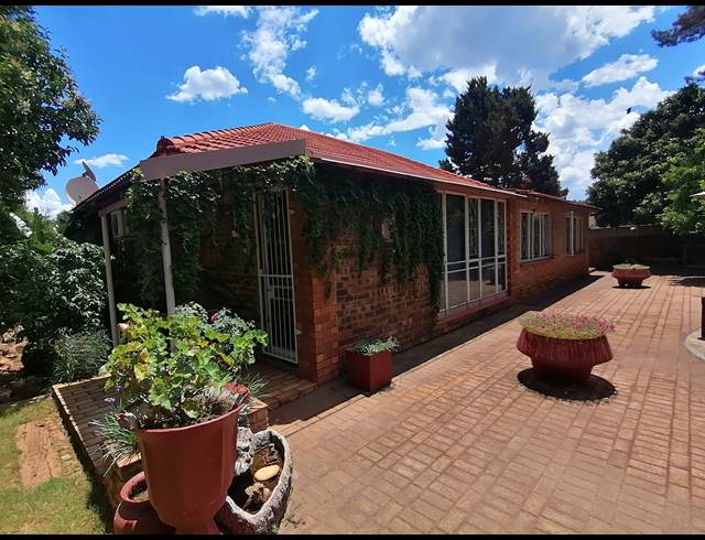 4 BEDROOM FREESTANDING SOLD IN STILFONTEIN EXT 2